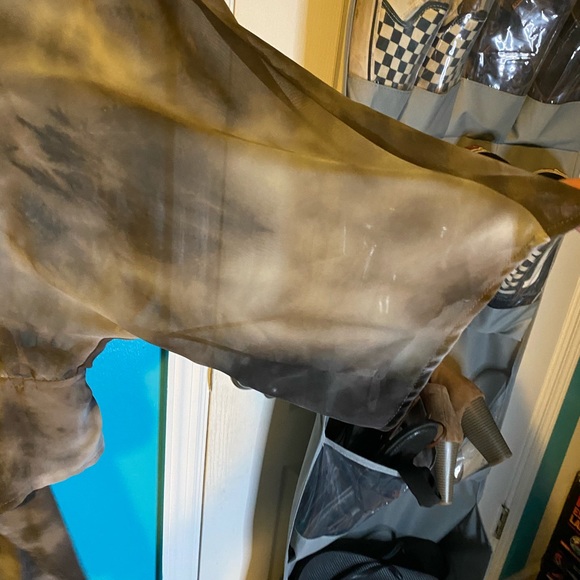 Gray and white blouse - Picture 4 of 4